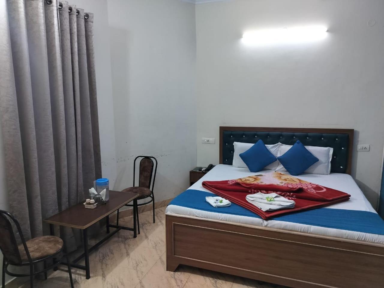Hotel Holiday Inn Paradise Chandīgarh Buitenkant foto