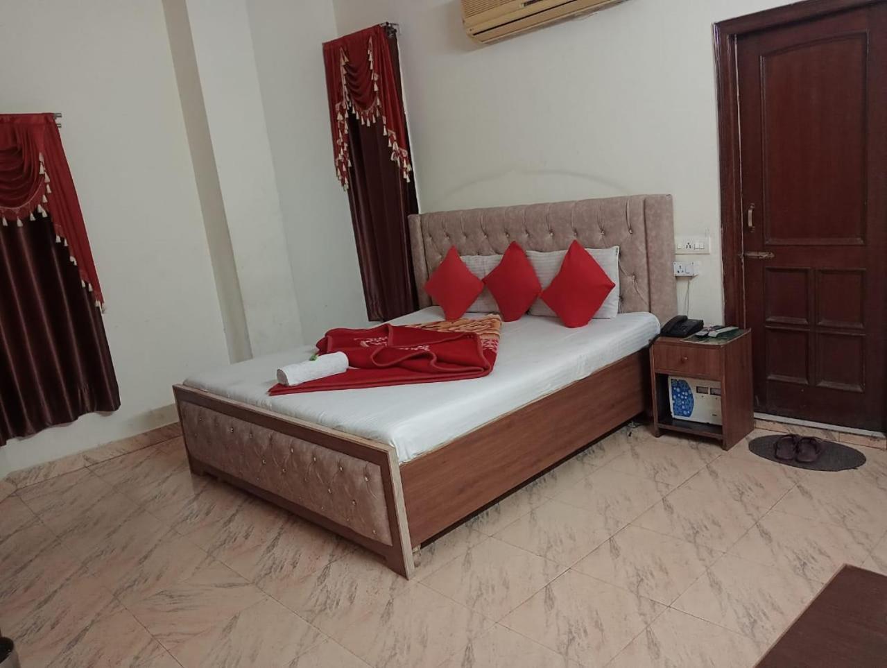 Hotel Holiday Inn Paradise Chandīgarh Buitenkant foto